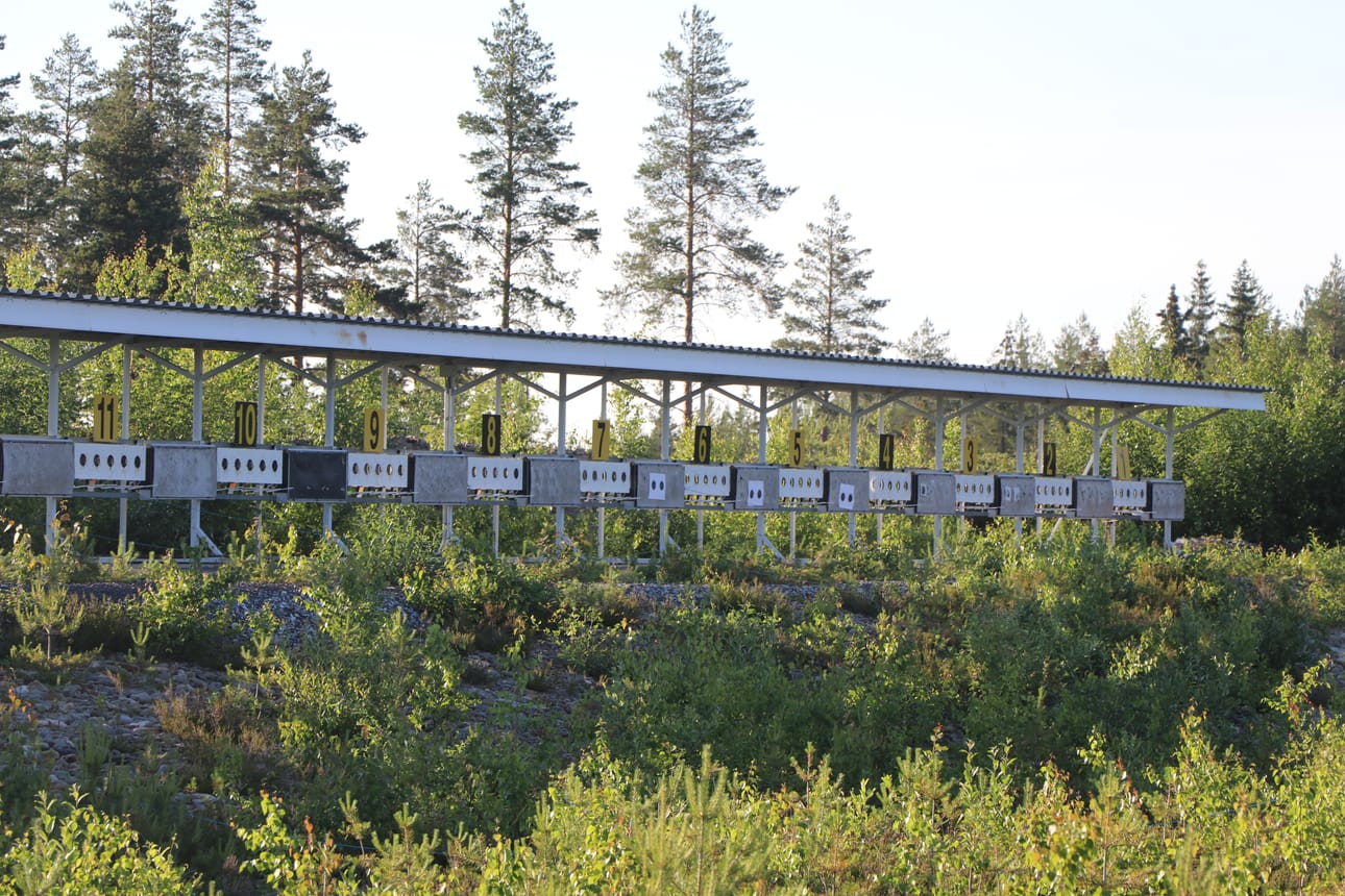 30 ampumapaikkaa puskittuu hiljalleen Lakeaharjun huipulla.