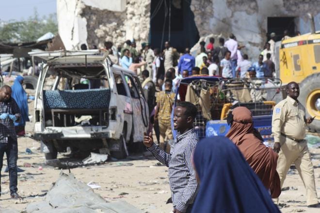 Autopommi-isku tehtiin vilkasliikenteisessä tarkastuspisteessä Mogadishussa lauantaina. KUVA: SAID YUSUF WARSAME/EPA