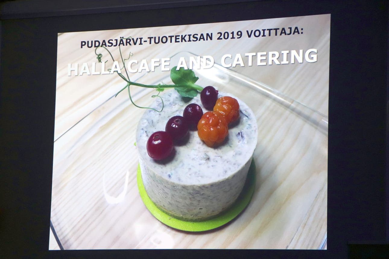 Hallan suolainen leivos voitti Pudasjärvi-tuotekisan. Leivoksen täytteessä on poronkäristystä, leipäjuustoa, tuorejuustoa, ranskankermaa ja mausteita. Perunarieskapohja ja raikkaat marjat paketoivat makukokonaisuuden.