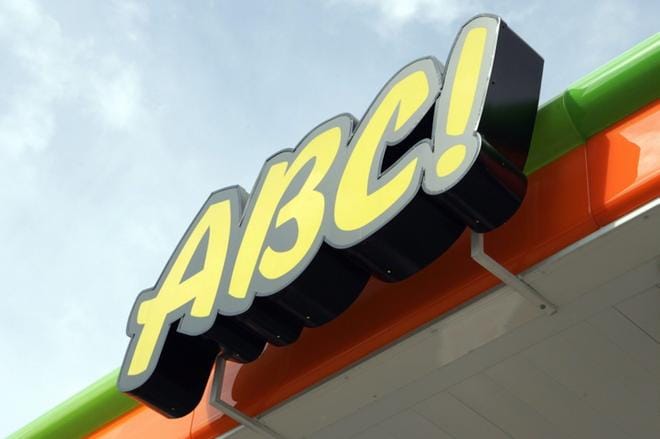 Myös esimerkiksi Vaasassa sijaitsevassa ABC Kiitokaaressa on käytössä samanlaisia terassilaseja kuin Kokkolan ABC:llä. KUVA: OLLI HÄKÄMIES/ LEHTIKUVA