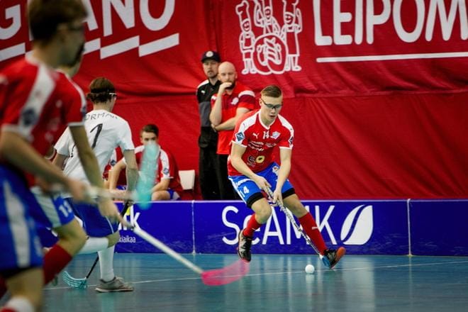 Juuso Keskinen johtaa A-poikien SM-sarjan pistepörssiä lukemilla 12+12. KUVAT: JAAKKO ELENIUS