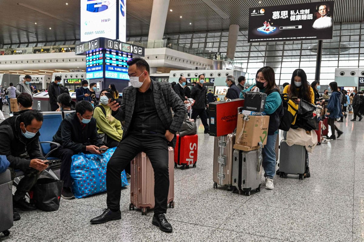 Matkustajia Hangzhoun rautatieasemalla Kiinan itäisessä Zhejiangin maakunnassa, jossa yli puoli miljoonaa ihmistä pantiin koronakaranteeniin aiemmin tällä viikolla. LEHTIKUVA/AFP