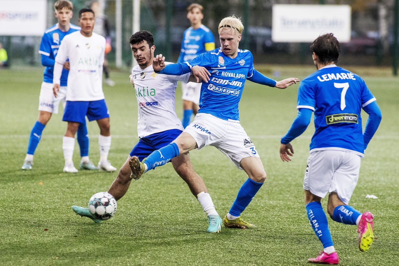 Rovaniemen Palloseuran Roope Sankari kamppailee pallosta Vaasan IFK:n pelaajan kanssa viime kauden Kakkosen ottelussa. Molemmat joukkueet nousivat Ykköseen.