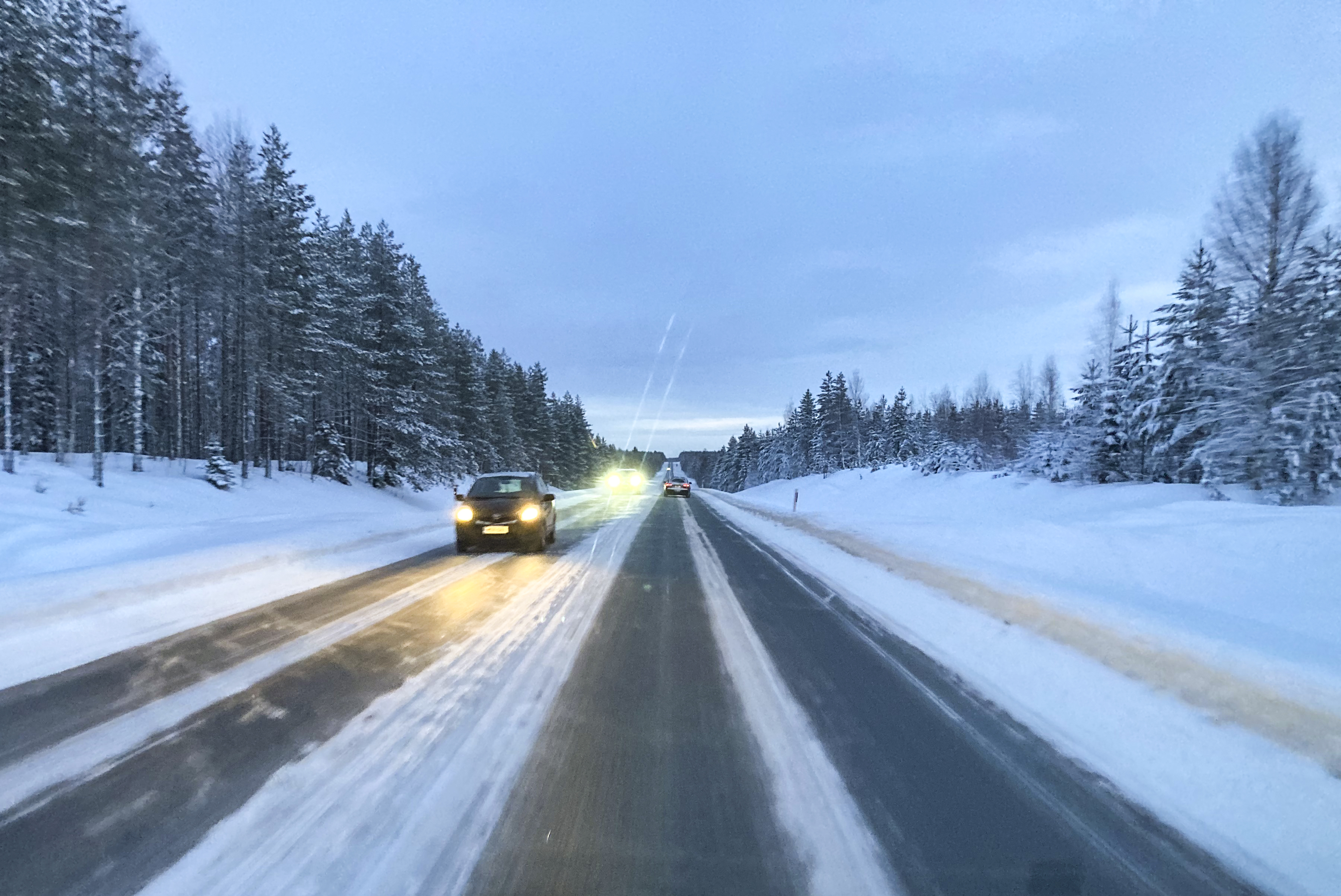 Oulu–Kuusamontien liukkaudentorjunnassa luovutaan ihmeaineesta, joka ei vähentänyt poroja vaan rahoja – "Sillä ei kuitenkaan ole havaittu juuri vaikutusta"