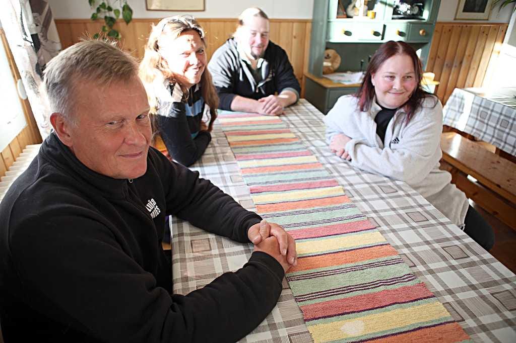 Tapio ja Auli Siekkisellä on takanaan kymmenien vuosien ura ammattikasvattajina. Marko ja Riina Niskala ottavat heidän jälkeensä vetovastuun Ojantakasen perhekodissa.