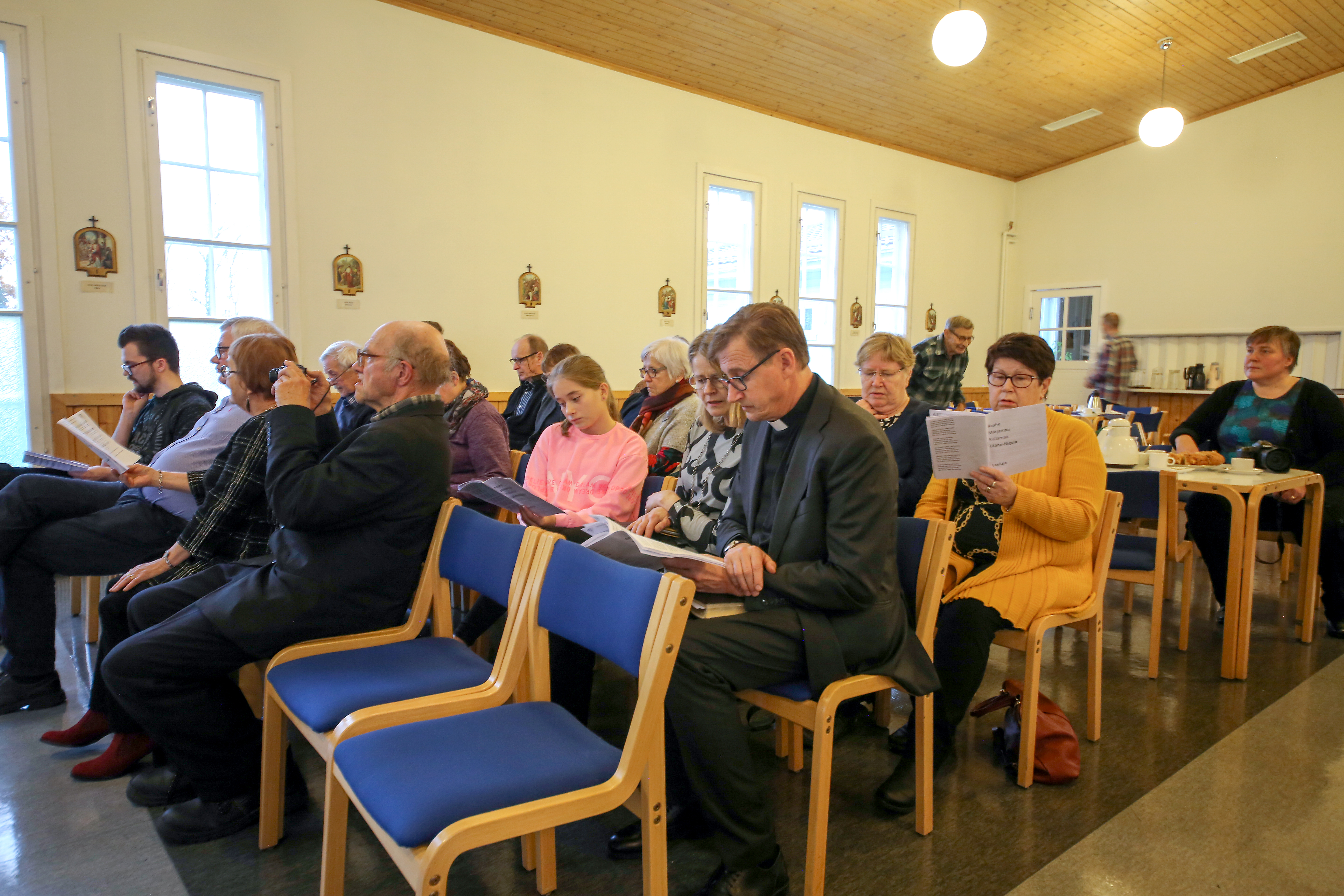 Raahen kirkkoherra Harri Joensuu ja vaimonsa Anna-Maija Joensuun kanssa Märjamaan seurakuntatalossa vierellään Jenni-Noora Koskinen. Heidän takanaan laulaa Terttu Nivala ja taaimmaisena istuu matkaa kuvannut Mari-Kaarina Hiltunen.