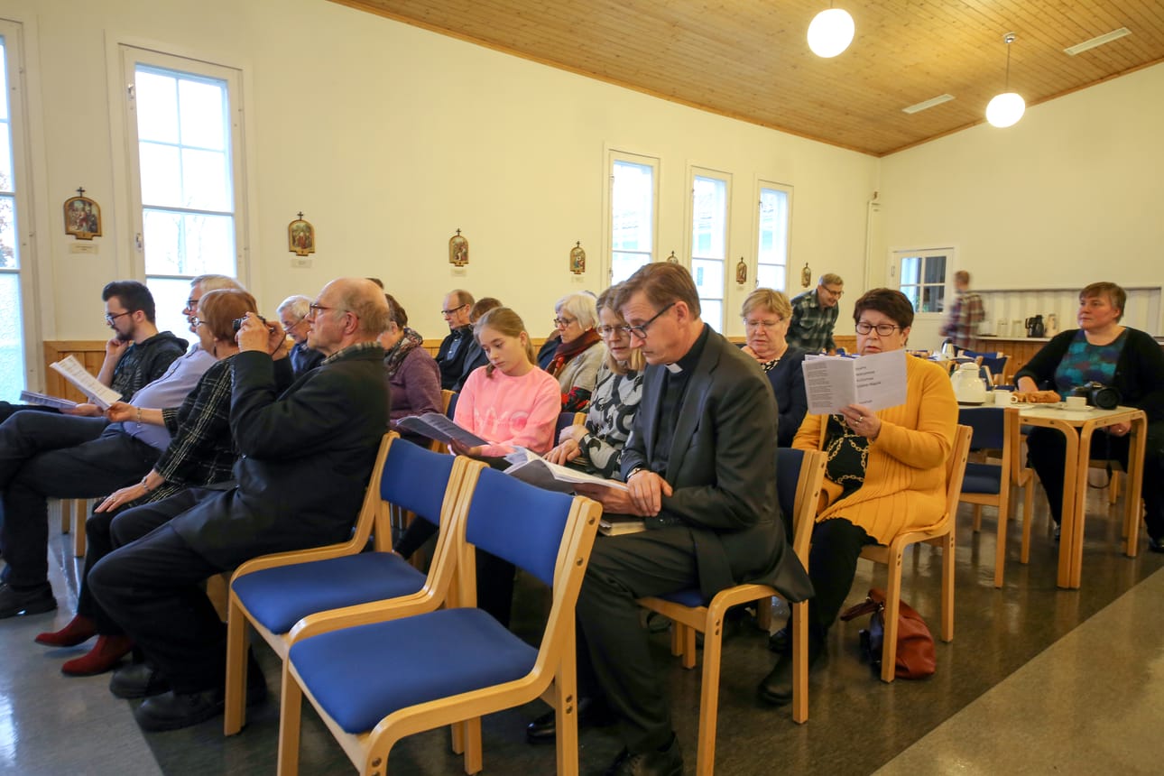 Raahen kirkkoherra Harri Joensuu ja vaimonsa Anna-Maija Joensuun kanssa Märjamaan seurakuntatalossa vierellään Jenni-Noora Koskinen. Heidän takanaan laulaa Terttu Nivala ja taaimmaisena istuu matkaa kuvannut Mari-Kaarina Hiltunen.