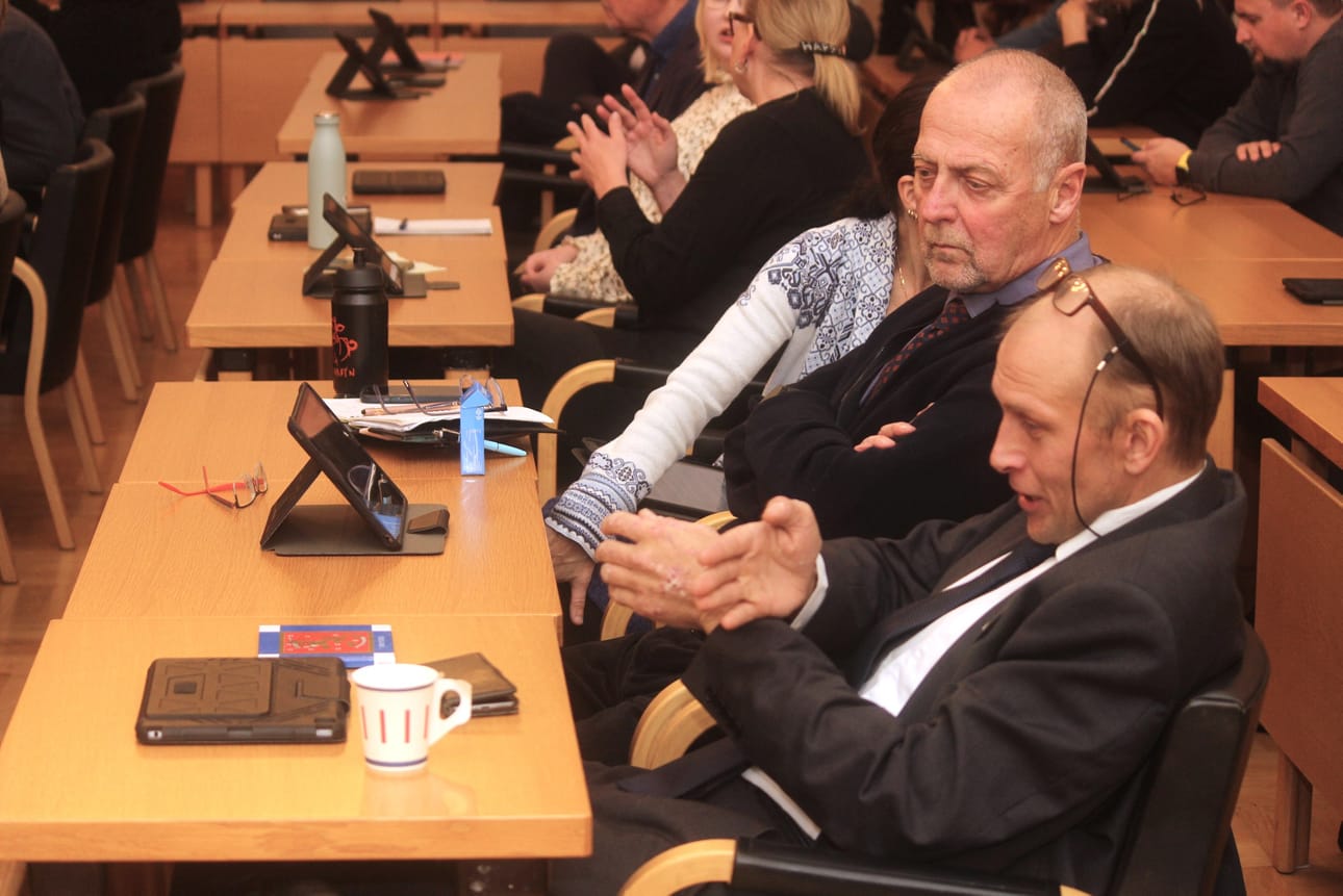 Henrik Antfolk (edessä) selittämässä jotakin asiaa viime valtuustokaudella Christian Bussille. Buss jätti sittemmin valtuuston, mutta Antfolk jatkaa yhä päättäjän uraansa kotikaupungissaan. Arkistokuva.