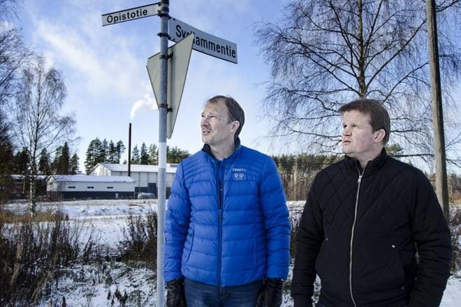 Kuortaneen Areena Oy:n toimitusjohtaja Jaakko Niiranen ja urheilulukion rehtori Juha Virtanen kävivät eilen mahdollisen jalkapallohallin tontilla. Niirasen mukaan halliasiaa lähdetään viemään eteenpäin täydellä voimalla heti, kun asemakaavamuutos saa lainvoiman. Valtuusto käsittelee asian marraskuun 13. päivänä. KUVA: JUHA AHO-PYNTTTÄRI