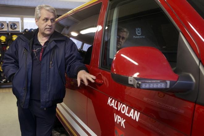 Kalvolan VPK:n palokunnan päällikön Ari Sulanderin mukaan yhdistyksellä on toistaiseksi riittänyt vapaaehtoisia toimintaan. Sulander ei usko, että yritykset voisivat hoitaa haja-asutusalueiden pelastustehtäviä sopimuspalokuntia taloudellisemmin. Kuva: Juhani Salo