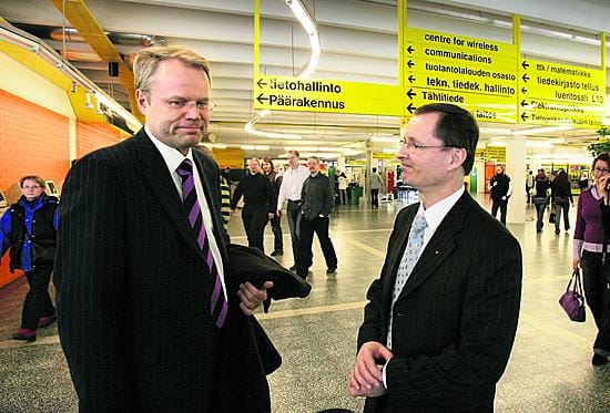 Kyösti Oikarisen (edessä) ja Lauri Lajusen tiet kohtasivat Oulun yliopiston pääaulassa pian äänestystuloksen julkistamisen jälkeen.