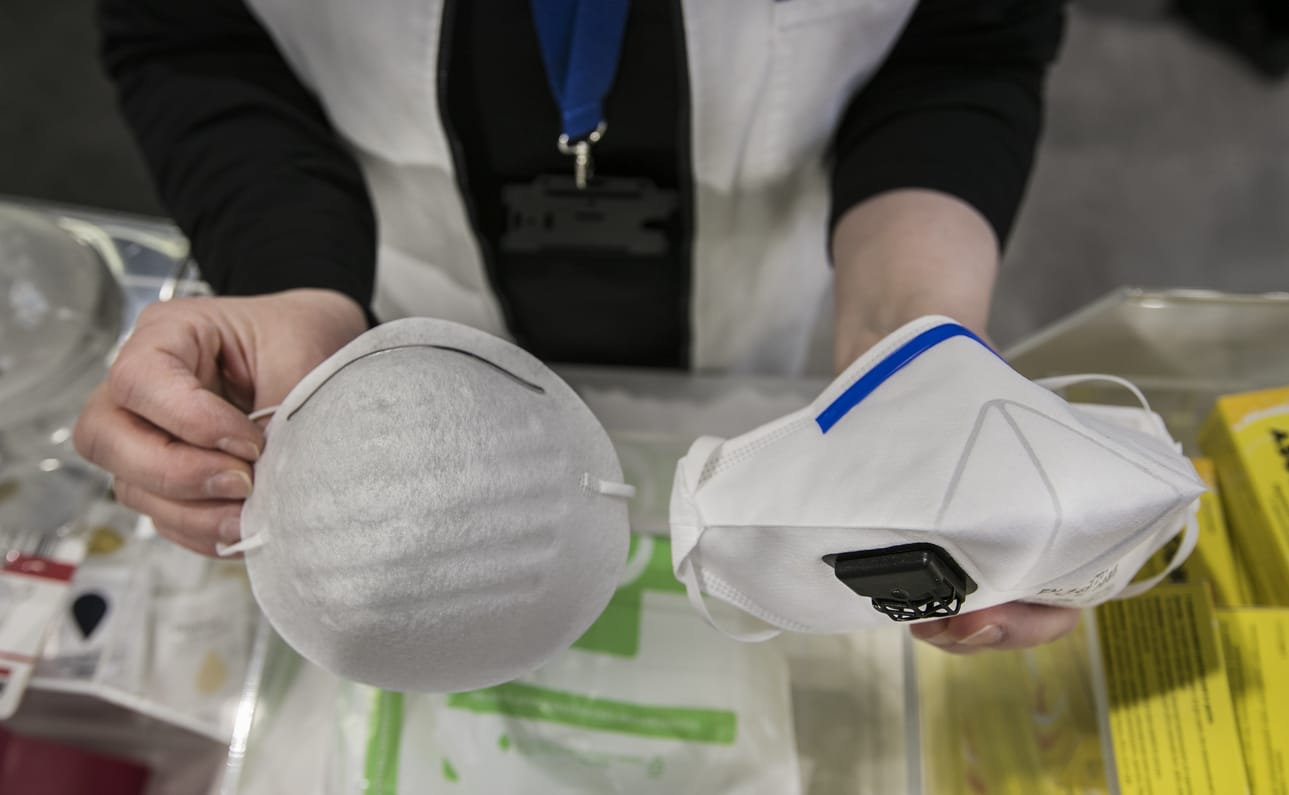 Rotuaarin apteekissa oli maanantaina saatavilla kahta erilaista hengityssuojamallia.