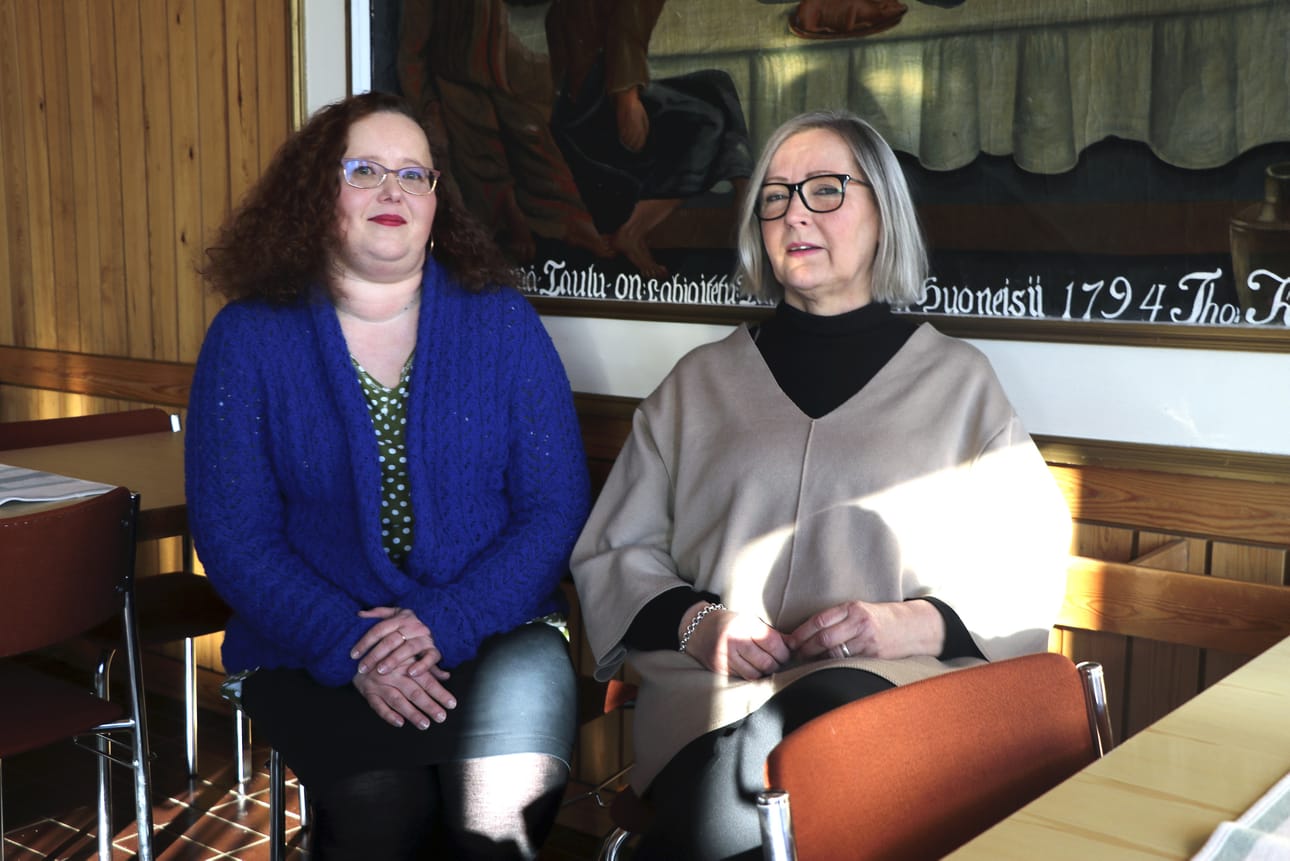 Soinin seurakunnassa vs. talouspäällikkönä työskennellyt Virve Männikkö (vas.) on valittu Kuortaneen seurakunnan uudeksi talouspäälliköksi. Vierellä Soinin seurakunnasta viime vuonna eläkkeelle jäänyt kollega Tarja Peura. Arkistokuva.