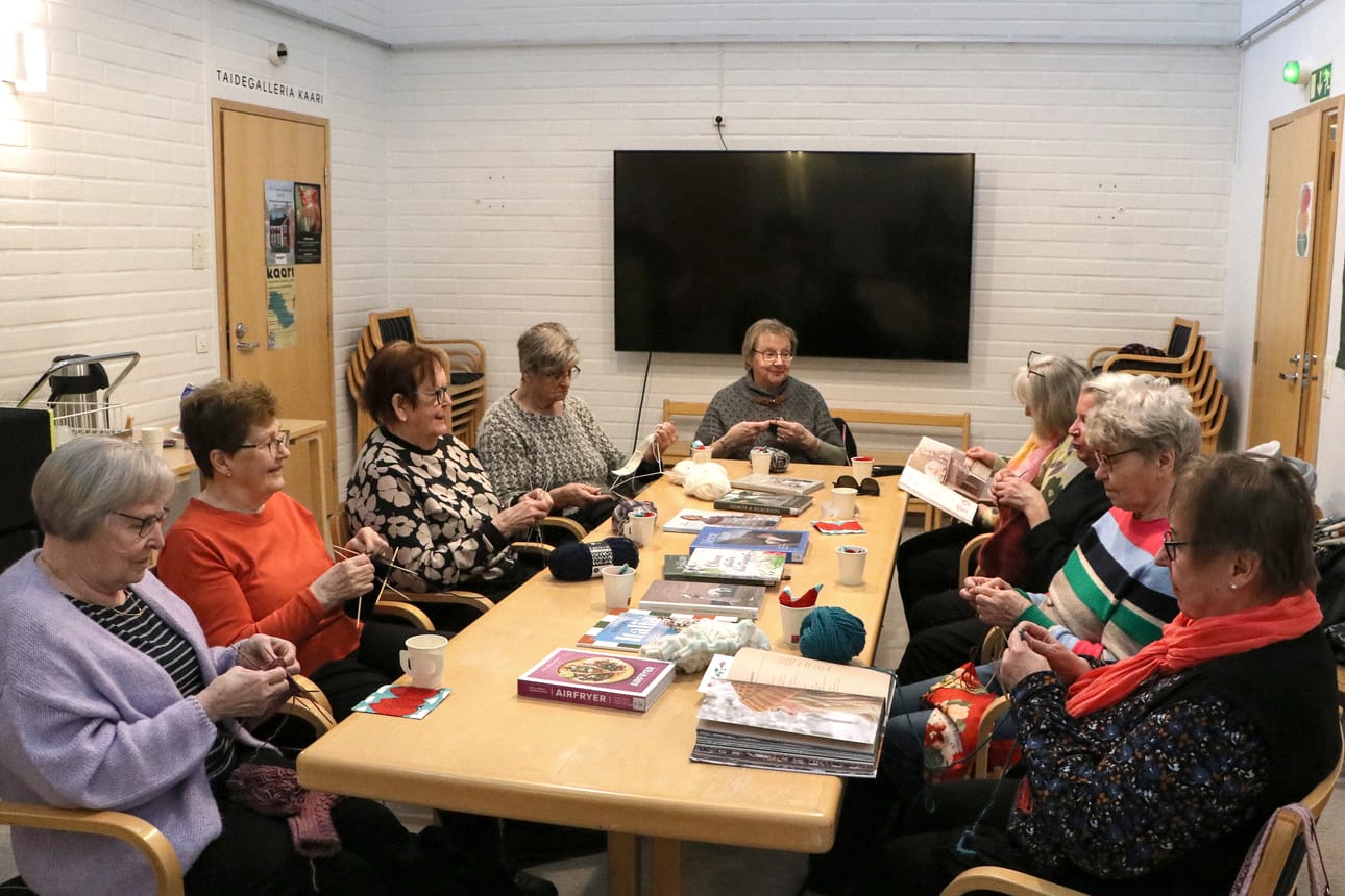 Kirjalliseen ompeluseuraan kokoontui viime maanantaina yhdeksän naista. Kuvassa vasemmalta lähtien Tellervo Lemponen, Kaarina Puuskamäki, Irma Nahkala, Helinä Hantula, Terttu Ilvesniemi, Auli-Maija Luoma, Terttu Räty, Marketta Perttula ja Tuula Huhtamäki.