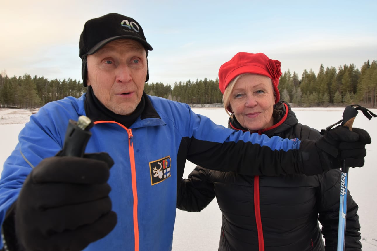 Martti Kärki ja Tarja Oja olivat maanantaina ulkoilemassa Hietamaan luonnonjäillä. Martti luisteli ympäri jäätä. Tarja tyytyi kävelylenkkiin.