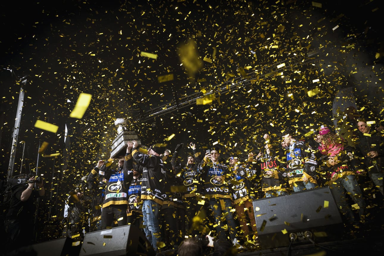 Kärpät juhli suomenmestaruutta Oulun torilla
