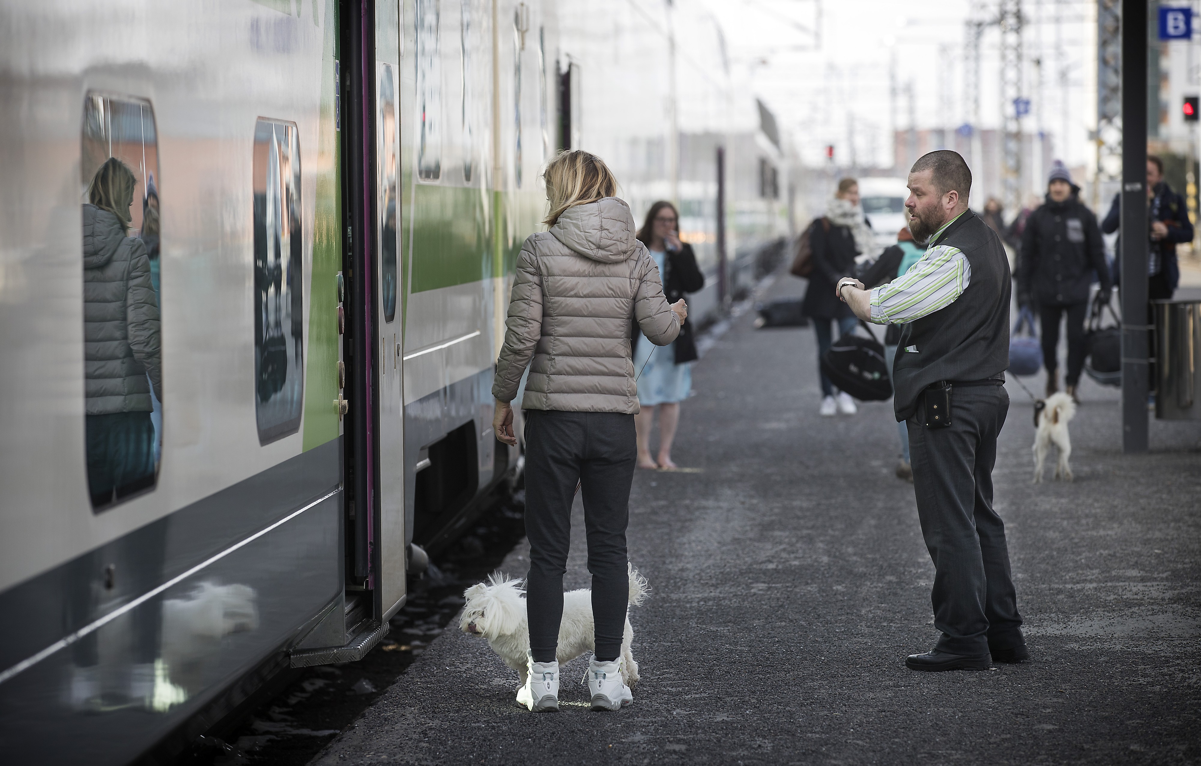 Kolariin suuntaava yöjuna oli Oulun rautatieasemalla torstaina aamupäivällä.