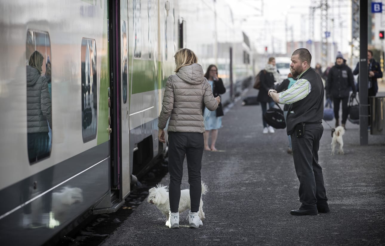 Kolariin suuntaava yöjuna oli Oulun rautatieasemalla torstaina aamupäivällä.