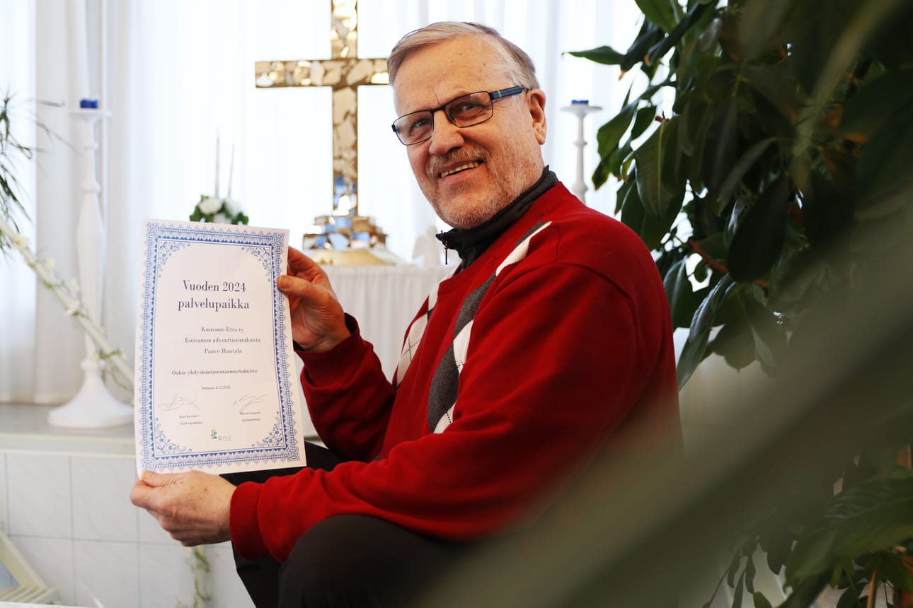 Kasvisravintola Karpalon seinällä on kunniakirja, jonka Kuusamon Etra ry sai yhteistyöstä rikosseuraamuslaitoksen kanssa, Paavo Hautala kertoo.