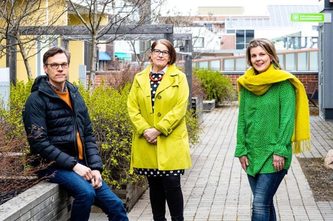 Kirkon perheneuvojat Sami Saharinen, Eija Harmanen sekä Riikka Uuksulainen vastaavat uudessa livekeskusteluohjelmassa lukijoiden lähettämiin kysymyksiin. KUVA: MATTI HAUTALAHTI