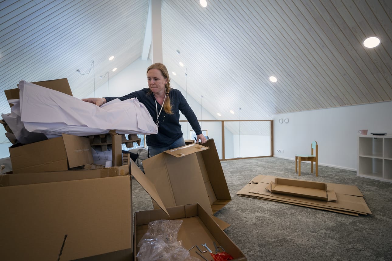 Vastaava ohjaaja Camilla Ekberg järjesteli paikkoja perjantaina.