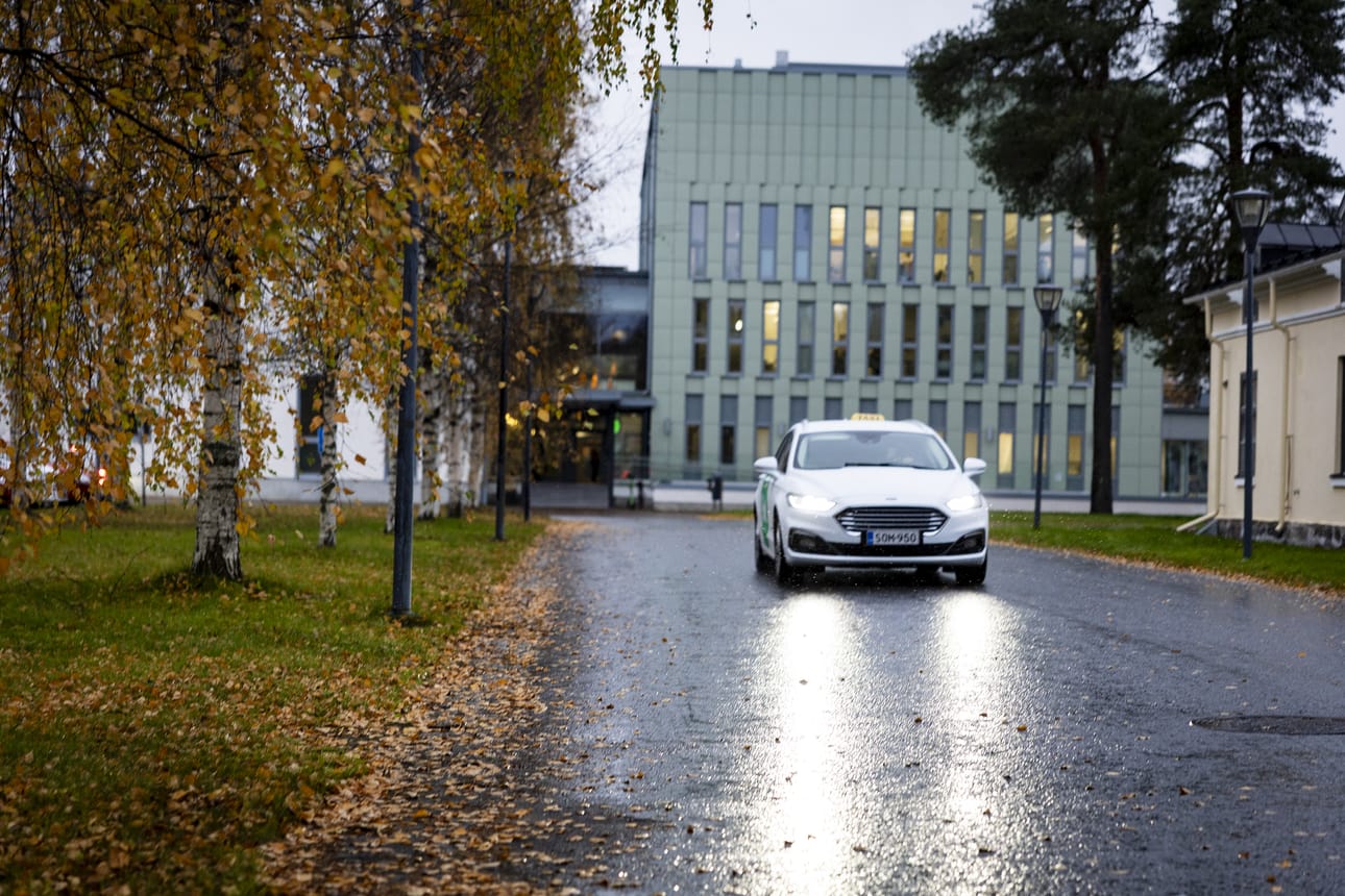 Opiskelijoiden taksikuljetukset Luoville eivät ole toimineet toivotusti. Kuva on ammattiopiston Oulun yksikön edustalta.