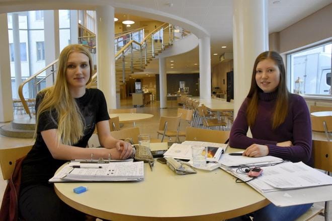 Taija Virkkala ja Unna Fagerholm keskittyvät alkaviin yo-kirjoituksiin pänttäämällä fysiikkaa. KUVA: TAPIO LEHTINEN