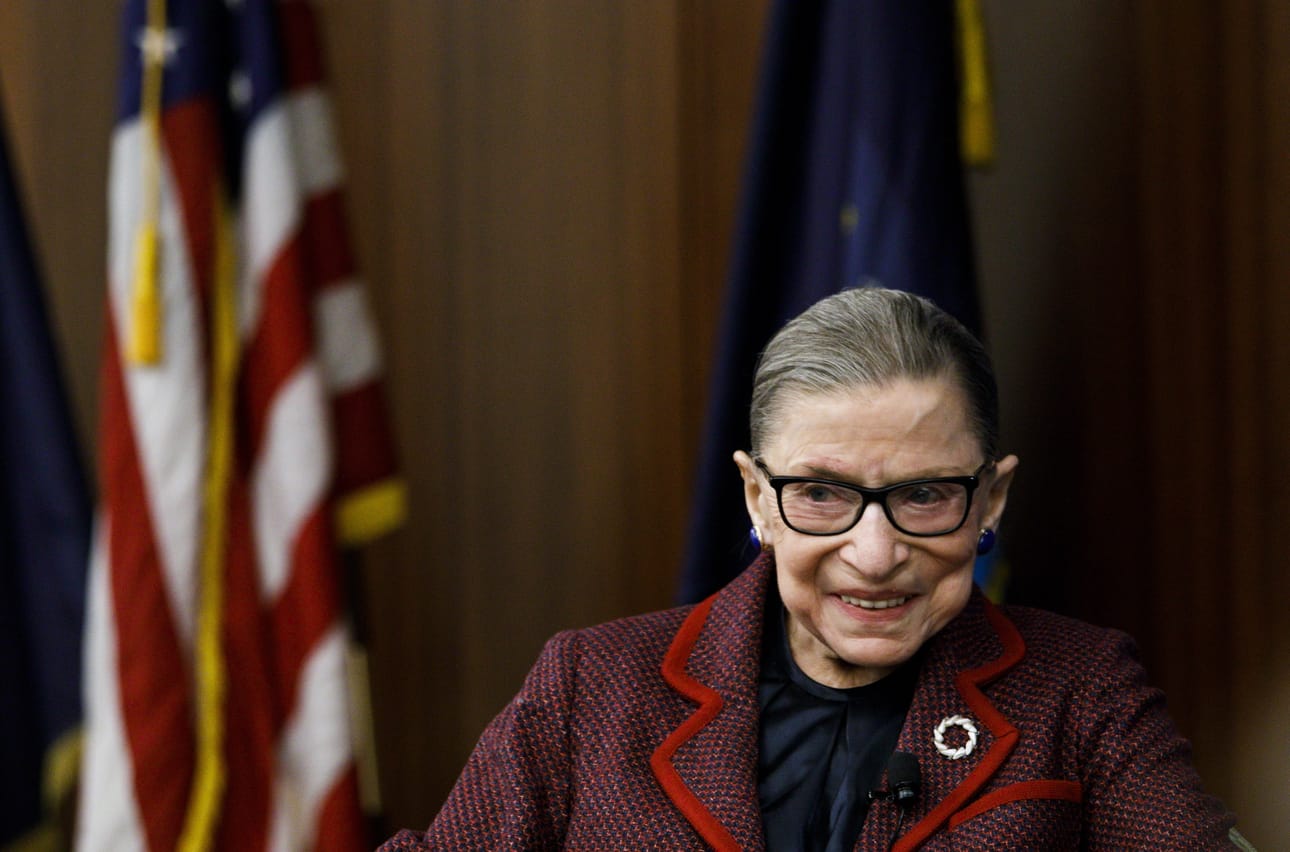 Ruth Bader-Ginsburg oli korkeimman oikeuden vanhin ja kenties sisukkain jäsen. Kuva on New Yorkin oikeustieteilijöiden järjestön tilaisuudesta helmikuussa 2018.