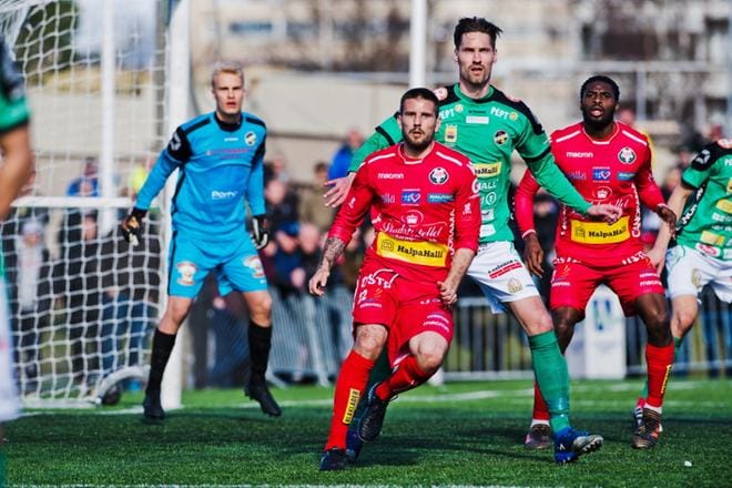 Jaron Sasa Jovovic (edessä) ja Karem Moses eivät saaneet riittävästi aikaan KPV:n isokokoisen Henri Myntin johtaman puolustuksen keskellä. KUVA: JONAS BRUNNSTRÖM