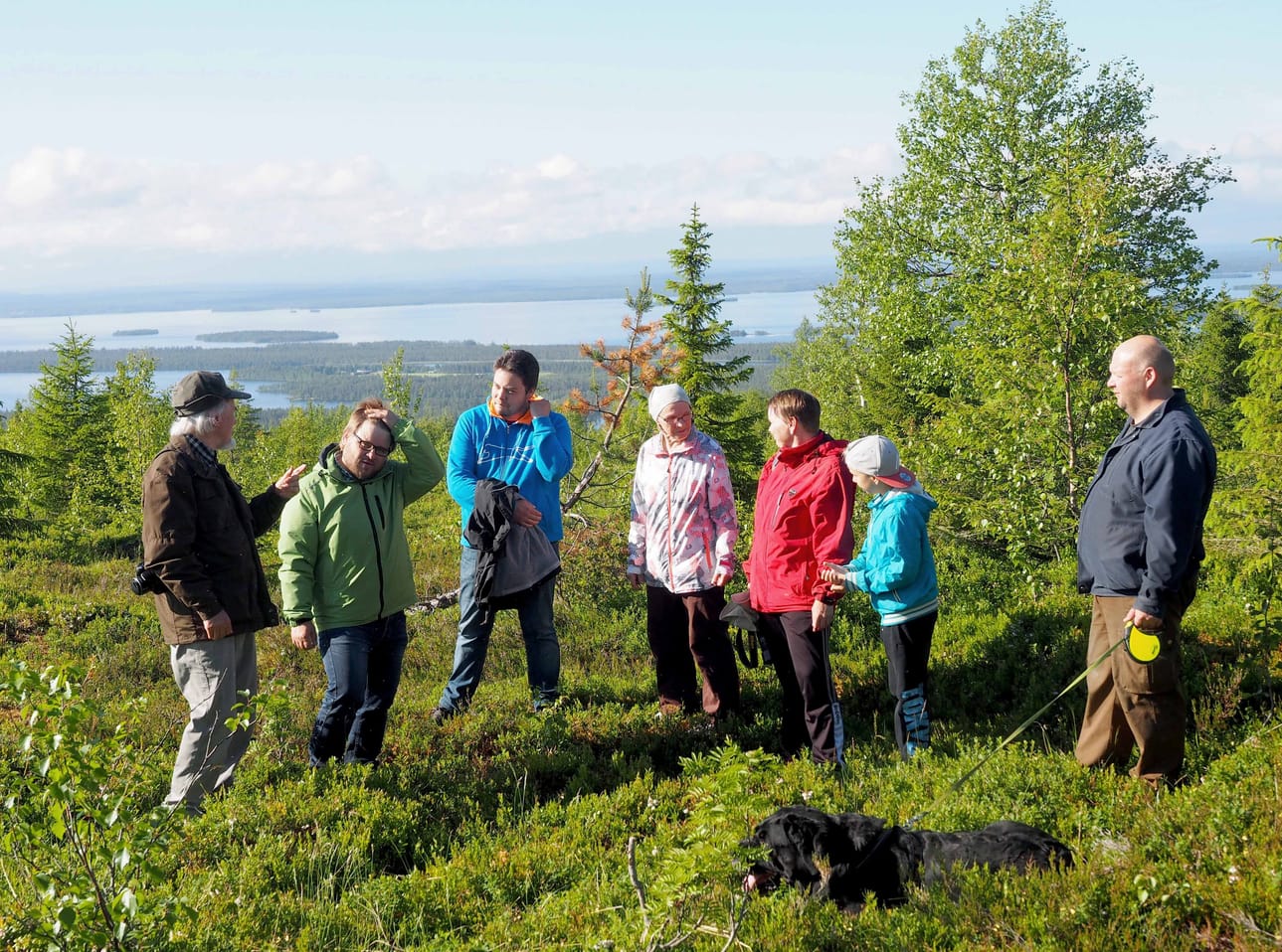 Kouervaaran puolustajat Veli Pohjonen (vas.), Tero Kokko ja Mika Flöjt tapasivat vaaran laella Mikkelistä Kuusamoon lomailemaan tulleet Veli-Matti Keräsen (oik.), Veeti Keräsen ja Taru Himasen. Vieraita emännöi Maire Keränen ja mukana retkellä oli myös 11-vuotias labradorinnoutajauros Iiro.