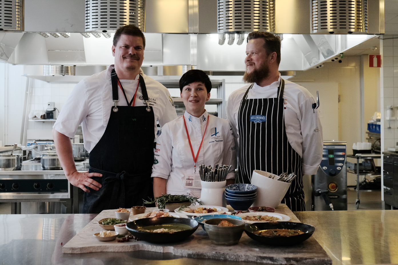 <p>Tuotepäällikkö Tapio Kyllönen Avecralta,  Katja Tuomainen Kokkimaajoukkueesta ja Unileverin keittiömestari Tommi Virranta maistelevat suomalaisia keittoruokia, joista kuusamolaisesta savuhirvestä tehty keitto vei voiton ja sitä tarjotaan nyt VR:n ravintolavaunuissa.</p>
