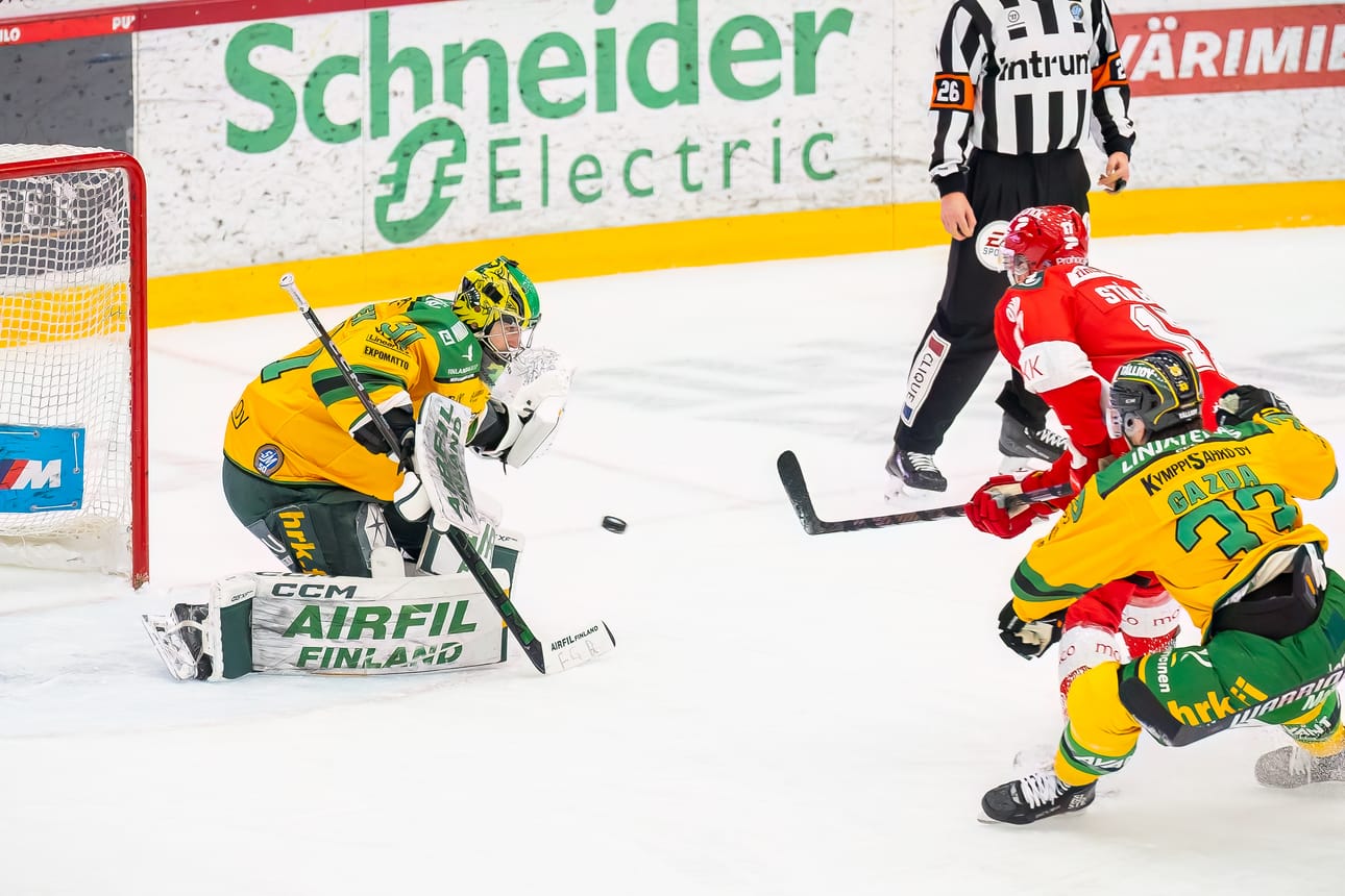 Kapteeni Sebastian Stålberg iski Sportille 2–1-osuman perjantaina, kun Sport ja Ilves kohtasivat Vaasassa. Sport voitti ottelun, mutta lauantaina Ilves sai revanssin. Arkistokuva.