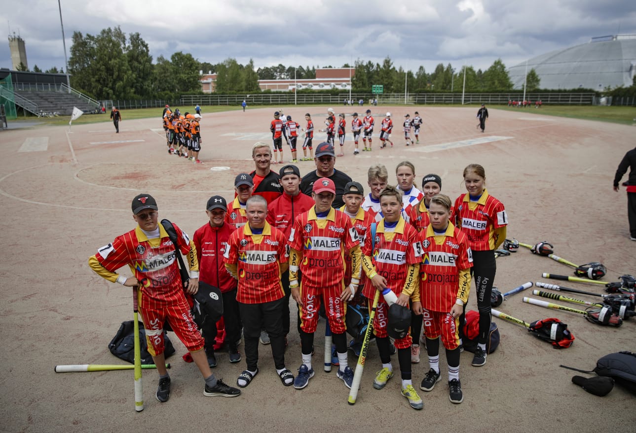 Ylivieskan Kuulan D-poikien joukkuetta vahvistaa myös kolme seuran D-ikäistä tyttöä. Joukkueen pelinjohtajan Olli Kippolan (vas. takarivi) mukaan kuvio on tuttu jo aiemmilta vuosilta.