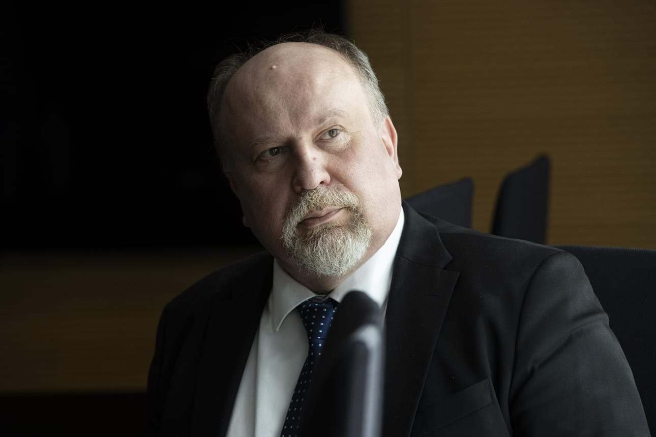 Pääekonomisti Pasi Kuoppamäki kertoi pankkikonsernin Nordic Outlook -raportista mediatilaisuudessa Helsingissä 4. huhtikuuta 2023. LEHTIKUVA / ANTTI HÄMÄLÄINEN \\Instructions: STT:N JUTTUUN: Suomalaiset ovat ennätyksellisen huolissaan omasta taloudestaan, kertoo Danske Bankin kyselytutkimus