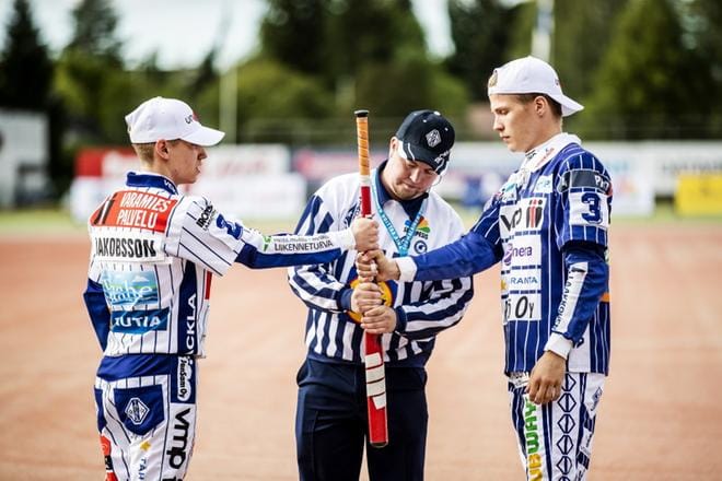 Lännen Anttoni Jakobsson ja Idän Hannes Pekkinen osallistuivat historialliseen hutunkeittoon, kun 62. ja samalla viimeinen A-poikien Itä–Länsi alkoi.