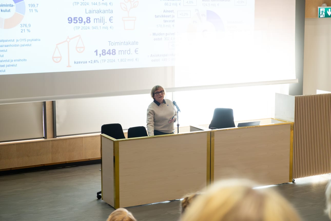 Pohteen järjestämisjohtaja Kirsti Ylitalo-Katajisto esitteli sotepalvelujen järjestämissuunnitelman luonnosta Pudasjärven asukastilaisuudessa.