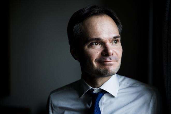 Sisäministeri Kai Mykkänen uskoo asiantuntijoiden löytävän keinon, miten vankilat voivat kertoa radikalisoituneista vangeista poliisille nykylainsäädännön mukaisesti. Kuva: Joel Maisalmi