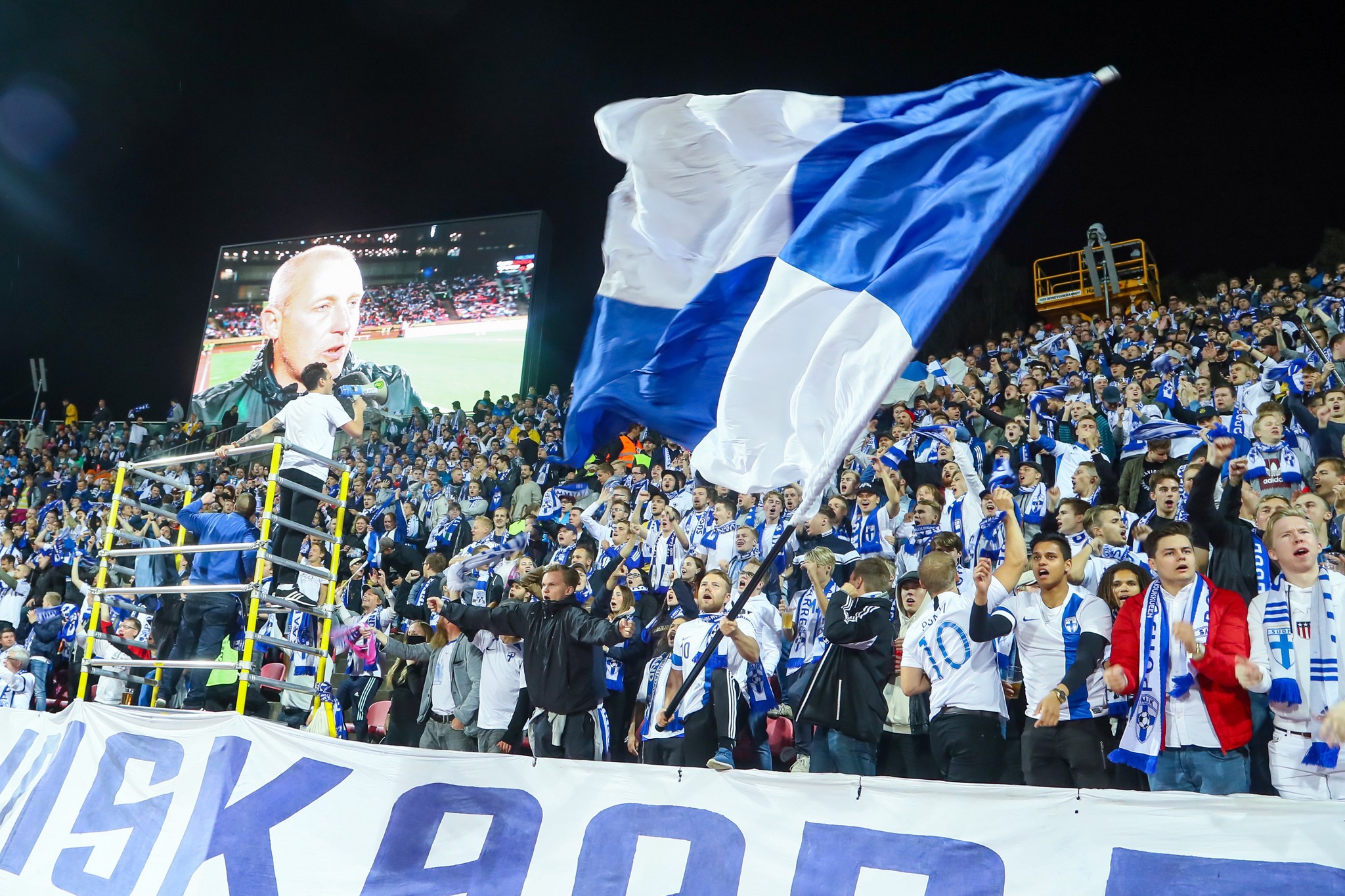 Suomen fanit tuulettivat villisti ennen ottelun alkua Tampereella Ratinan stadionilla.
