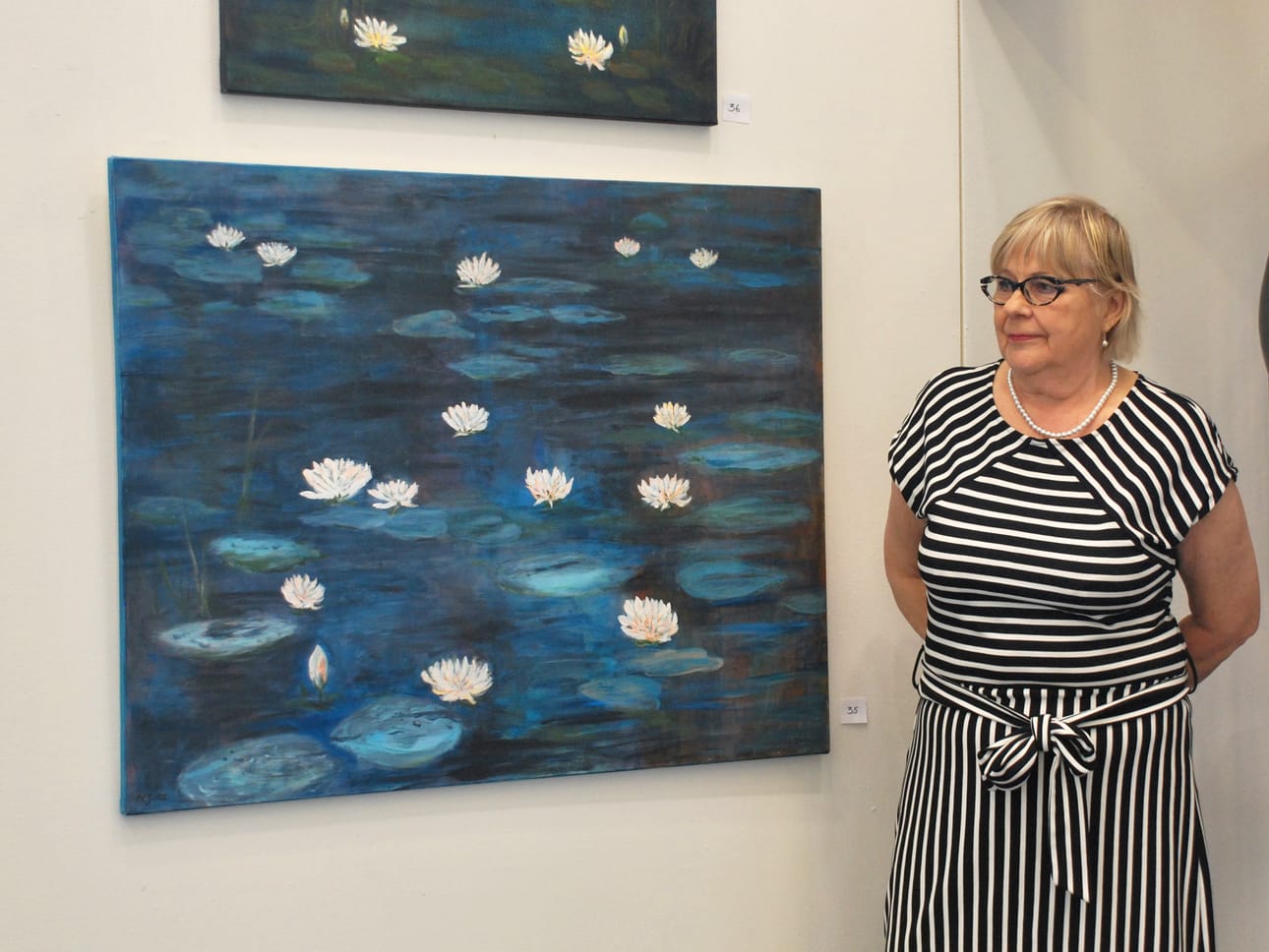 Suomenselän Taiteilijaseuran puheenjohtajalla Marita Erkkola-Järvisellä on näyttelyssä mukana lummeaiheisia akryylitöitä.