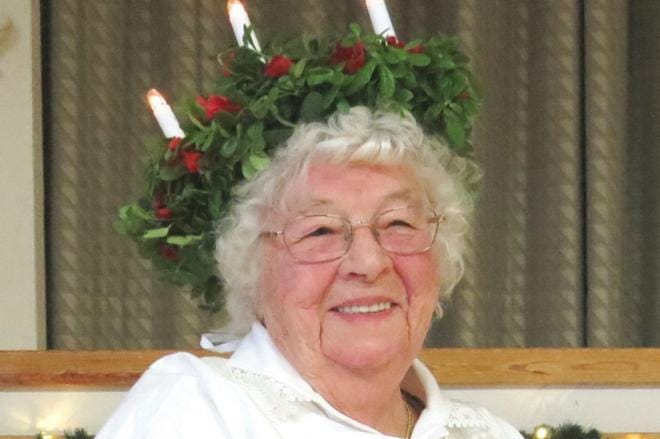 Lucia-mummo Eila Ilola kahvitteli kruunaamisen päätteeksi omaisten ja tapahtumien järjestäjien kanssa. KUVA: VAASAN KAUPUNKI