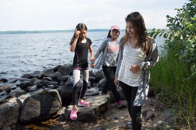 Mobina Hosseini, Zahra Najafi ja Khavari Reihaneh viihtyvät leirillä, koska siellä tutustuu uusiin ihmisiin ja oppii uusia asioita kulttuurista. KUVA: JESSICA RISTIMÄKI