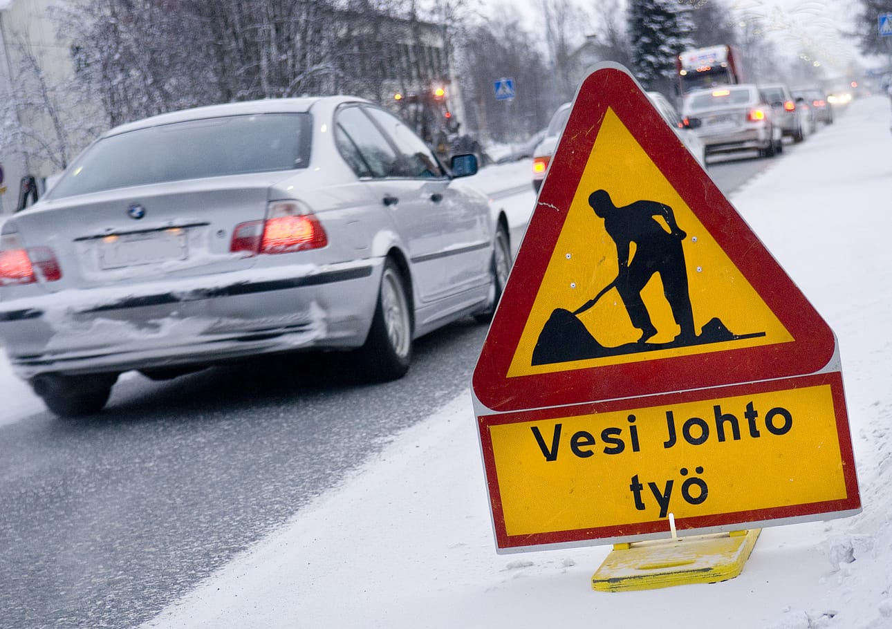 Suomessa ongelma on työn jakaminen. Samaan aikaan kun osa uupuu työtaakan alle, maassa on laaja nuorisotyöttömyys.