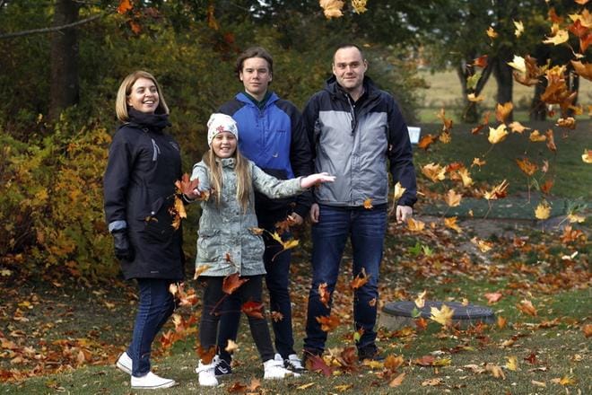 Irina, Uliana, Vlasii ja Roman Savosko ovat sopeutuneet hyvin Lappajärvelle. Lapset ovat koulussa huomanneet, että läksyjä tulee vähän ja kuri on venäläistä löyhempää. Vanhemmat pitävät saamaansa opetusta korkeatasoisena. KUVAT: JOUKO HÄNNINEN