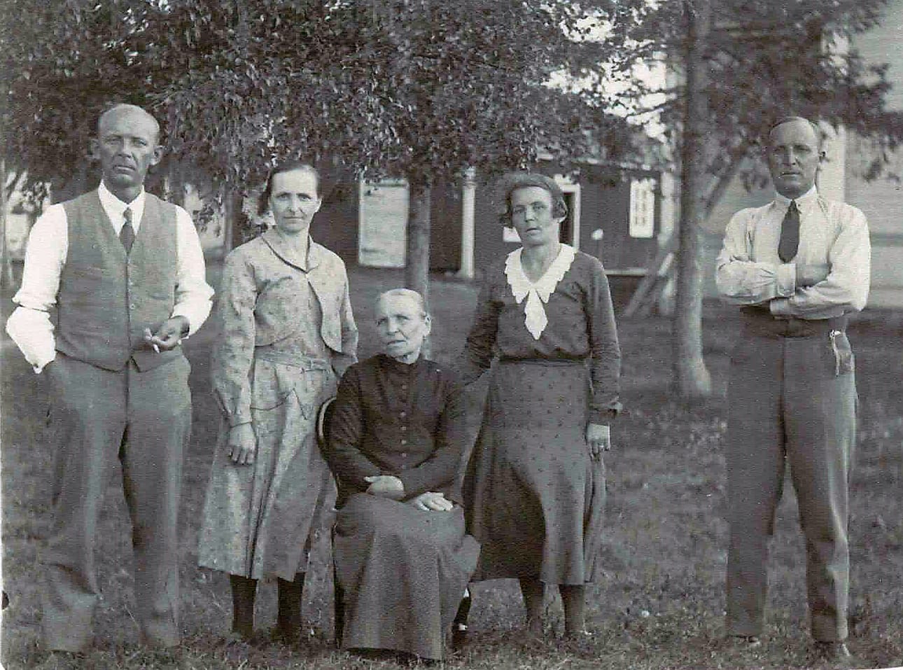Erika Sippola ja lapset Johannes (Jukka) Sippola, Helena Yliperttula, Erika Sippola, Rakel Ylkänen ja Oskar Sippola. Siperiassa syntynyt Johannes (Jukka) Sippola toimi pitkään Jämsässä apteekkarina. Alatorniolla syntynyt Oskar Isak Sippola teki sotilasuran. Hän kävi Saksassa jääkärikoulutuksen. Hänet ylennettiin everstiksi talvisodan jälkeen 1940.