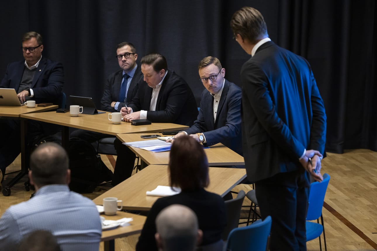 Kuvassa selin seisova Muhoksen kunnanjohtaja Kimmo Hinno kertoo työministeri Matias Marttiselle, että Muhoksen tontit on viety datakeskusuutisten jälkeen käsistä.