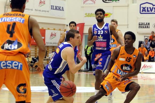 Marcus Allen (oik) oli Joensuun Katajalle vaikea pideltävä miesten Korisliigassa. Allen teki Karhu Basketille 32 pistettä. Niistä 17 syntyi toisella kymmenminuuttisella. KUVA: JARI-PEKKA LAITIO-RAMONE.