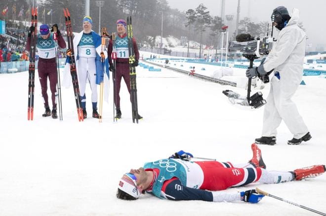 Olympiavoittaja Iivo Niskanen on takana Alexander Bolshunovin (vas) ja Andrei Larkovin välissä. Norjan Hans Christer Holund ei mitalikolmikkoa eikä kuvaajaa kiinnosta. KUVA: TERJE PEDERSEN / LEHTIKUVA