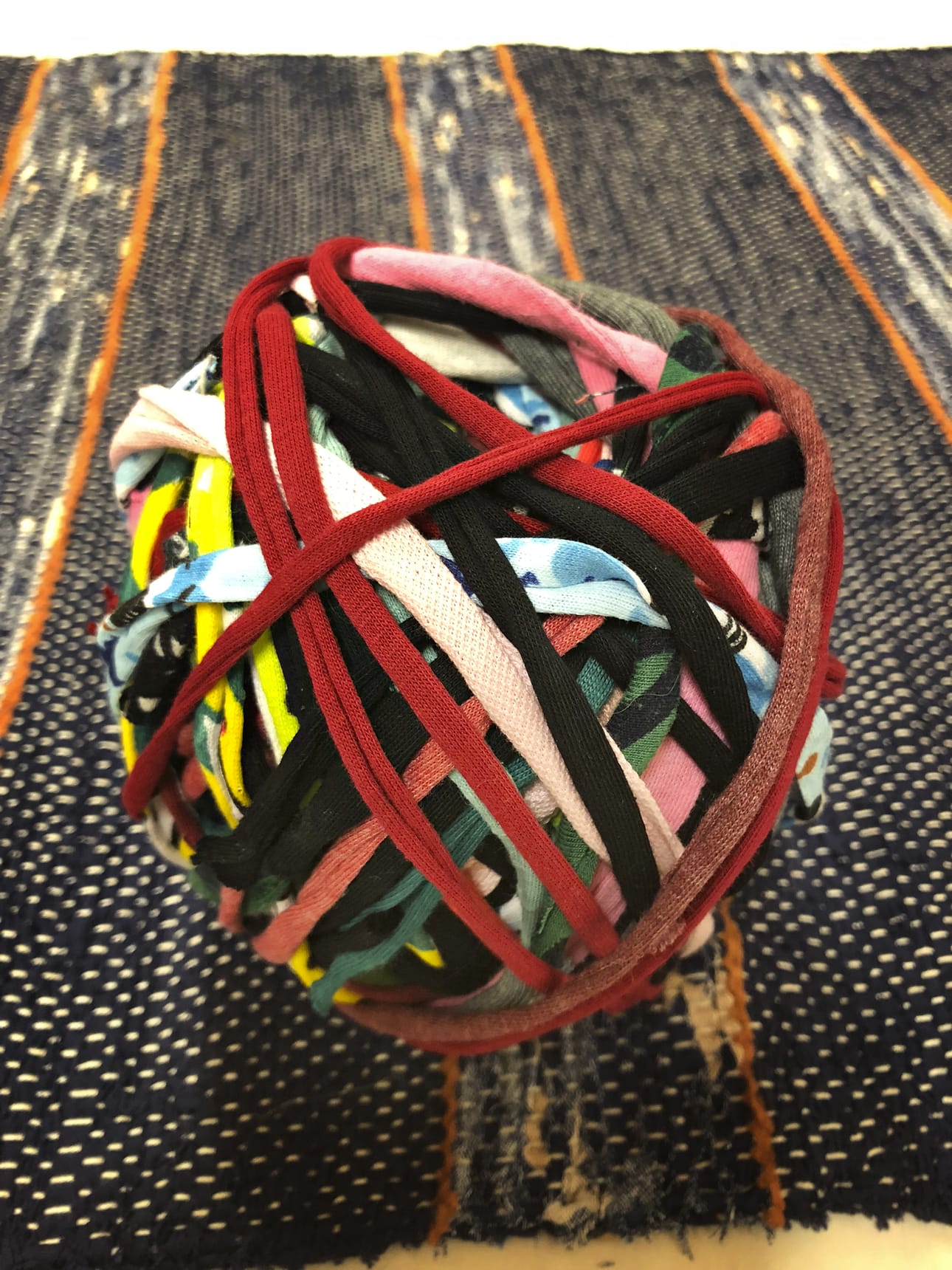 Räsyt on pop -ryhmän perustaja, ahkera kudontaharrastaja Päivi Alakörkkö Muurolasta. Muurolan koululla olevissa kansalaisopiston kudontatiloissa.