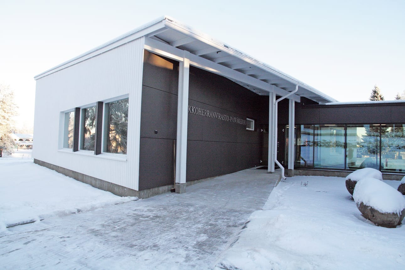 Lumijoen seurakuntatalon laajennus on kirkkoherran mukaan yksi harvoista uusista seurakunnan tiloista, joilla on Museoviraston hyväksyntä. Viereisellä mäellä kohoavan kirkon läheisyys oli syynä siihen, että hyväksyntää piti virastolta hakea.