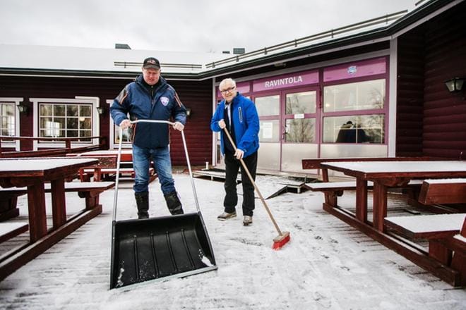 Rinneyrittäjät Jarmo Lahdensuo ja Martti Kivisaari odottavat lunta ja pakkasta, saisi jo sataa oikein kunnolla, he toivovat. KUVA: KRISTA LUOMA